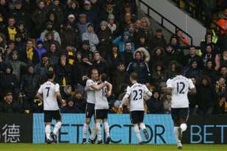 Harry Kane mencatat 100 penampilan di Premier League pada laga Tottenham Hotspur vs Watford di Stadion Vicarage Road, Minggu (1/1/2016).