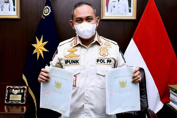 Kepala Satpol PP Provinsi Sumut Mahfullah menunjukkan sertifikat yang dikeluarkan BPN pada 1988 terkait lahan Bumper Sibolangit. 
