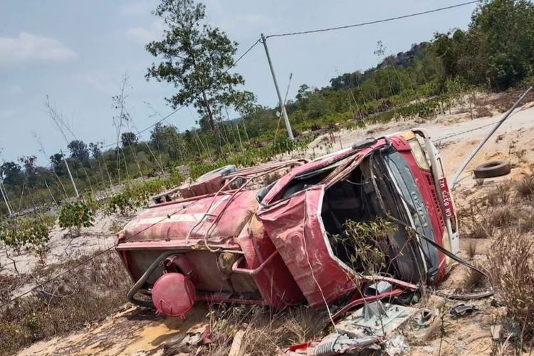 Mobil Damkar Terguling Saat Padamkan Karhutla di Belitung, 3 Personel Terluka