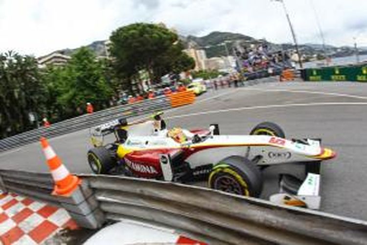 Pebalap Campos Racing asal Indonesia, Rio Haryanto, memacu mobilnya di Sirkuit Monte Carlo pada GP Monaco, Sabtu (22/5/2016).