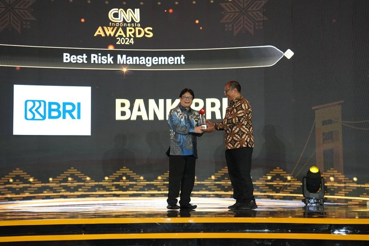 BRI Tbk melalui Regional Office BRI Palembang meraih penghargaan Best Risk Management pada ajang CNN Indonesia Awards, Rabu (10/7/2024). 