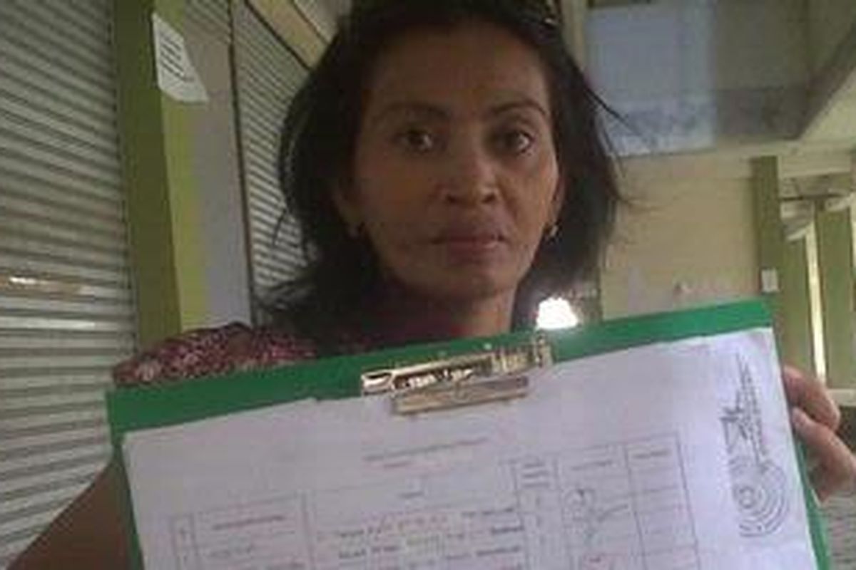 Siti Maesaroh (40), warga Muara Angke, Penjaringan, menunjukkan surat pendaftaran berisi nama 13 kepala keluarga Muara Angke yang siap dipindahkan ke Rusun Marunda, Cilincing, Jakarta Utara, Selasa (12/2/2013).