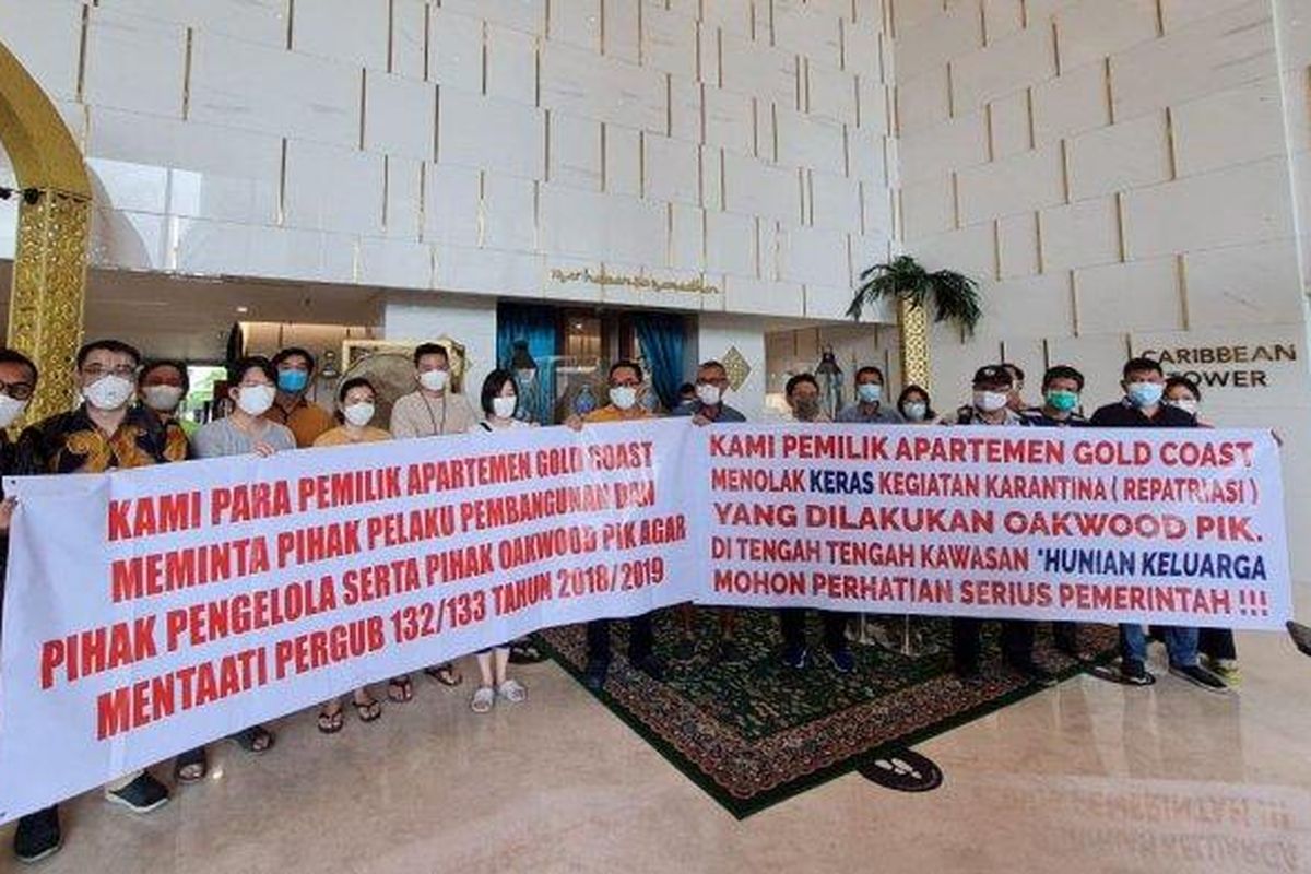 Sejumlah penghuni apartemen Gold Coast atau Oakwood di Pantai Indah Kapuk (PIK), Penjaringan, Jakarta Utara, menggelar unjuk rasa menolak tempat tinggalnya dijadikan lokasi isolasi mandiri WNA terkait Covid-19, Rabu (28/4/2021).