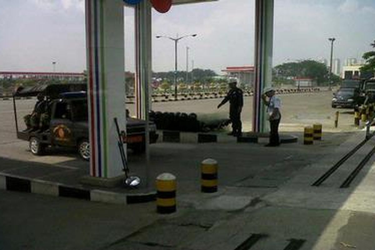Suasana di Depo Pertamina Plumpang, Jakarta Utara, Selasa (27/3/2012) masih kondusif terkait isu akan adanya gerakan massa demonstrasi menentang kenaikan harga BBM.   