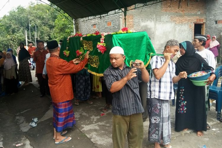 ‎Tasmi (47) dimakamkan di TPU Desa Sumberagung, Kecamatan Godong, Kabupaten Grobogan, Jawa Tengah, Sabtu (20/1/2018) pagi.
