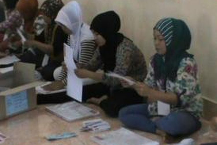 Ratusna warga antri di kantor KPU Matra untuk endaftarkanm diri sebagai petugas sortir surat suara.