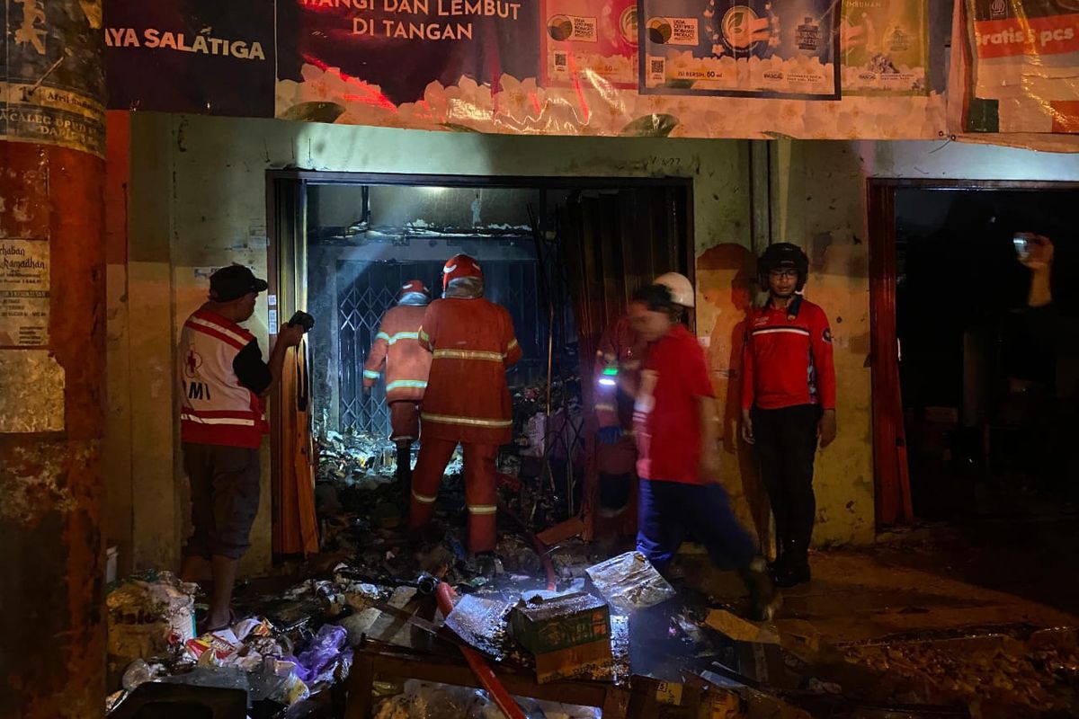 Petugas memadamkan kebakaran di kios pertokoan eks-Hasil Pasar Raya 1 Salatiga, Sabtu (27/7/2024)