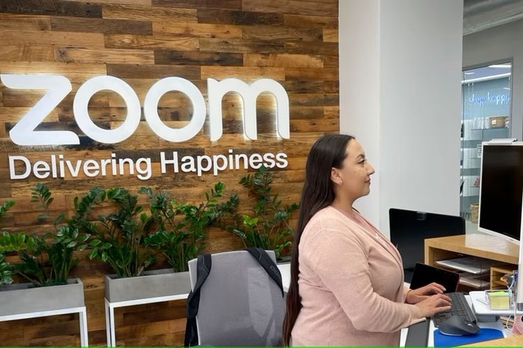 Seorang perempuan tampak bekerja di kantor pusat platform Zoom di San Jose, California, pada 3 Februari 2023.