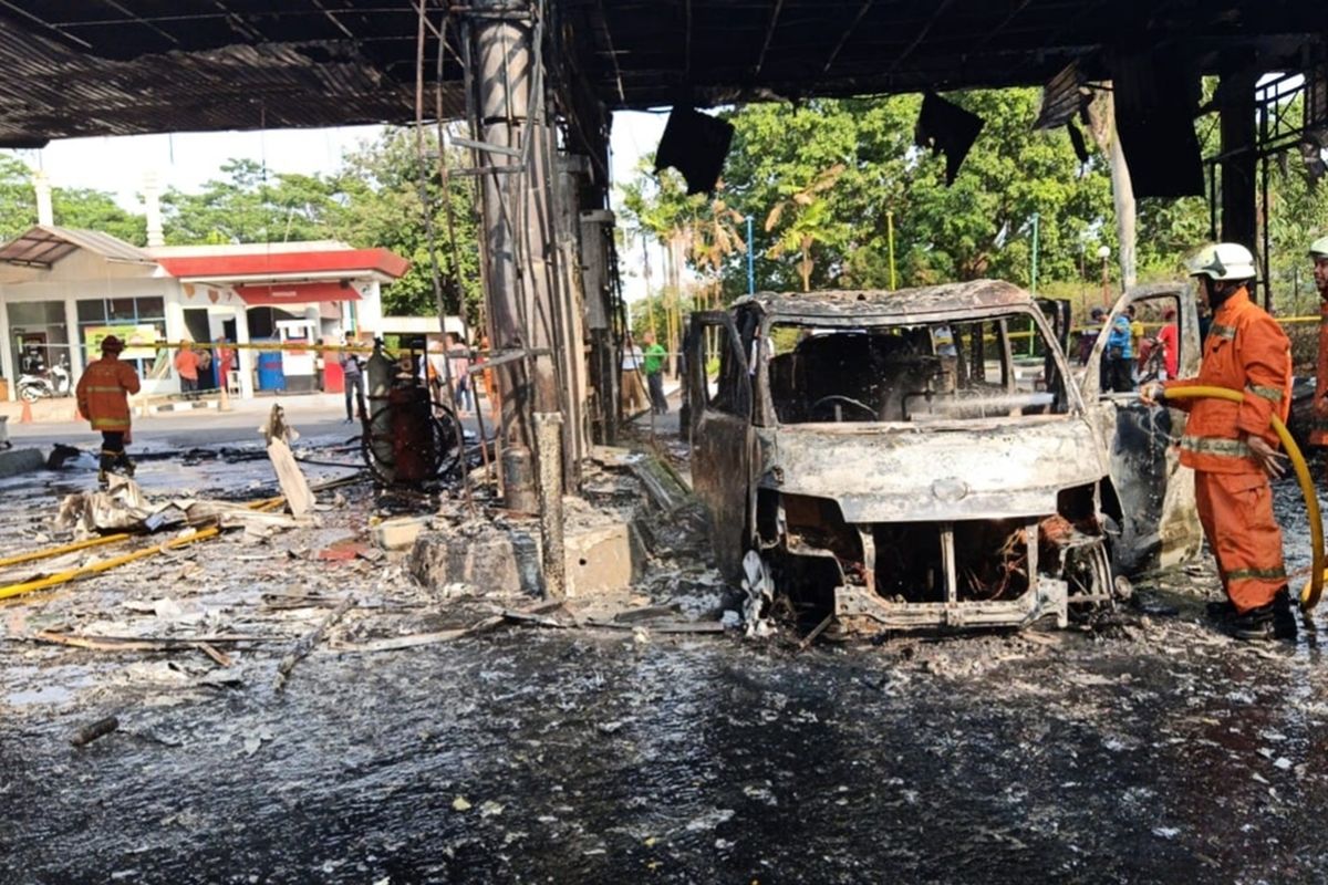 Pom Bensin di Jalan Pagelarang, Kelurahan Setu, Kecamatan Cipayung, Jakarta Timur, terbakar. Selain itu, satu unit mobil juga ikut hangus terbakar, Jumat (11/10/2019).