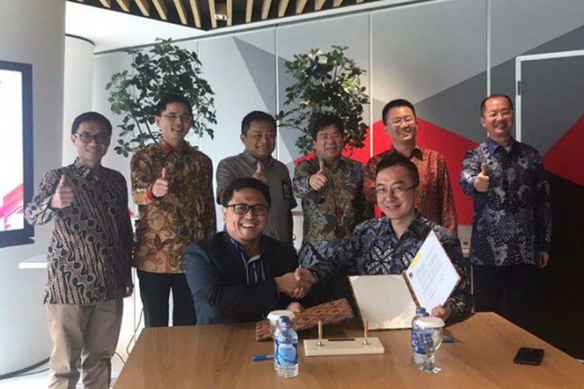 Direktur Utama Telkom Indonesia Ririek Adriansyah (berdiri ketiga dari kiri) dan Chairman ZTE Corporation Li Zixue (berdiri ketiga dari kanan) saat menyaksikan penandatanganan nota kesepahaman kerja sama di bidang teknologi 5G antara oleh Senior Vice President Media and Digital Business Telkom Indonesia Joddy Hernady (kiri depan), dengan Sales Director ZTE Indonesia Wu Yao (kanan depan), di Jakarta. (Foto: Istimewa)

