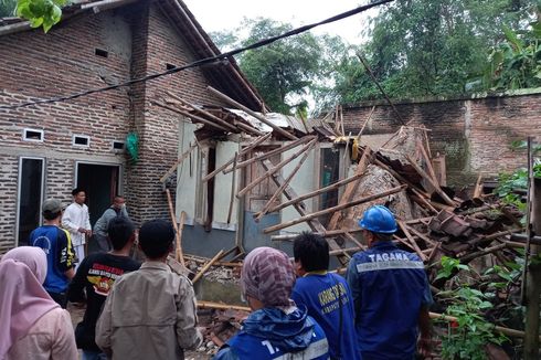 Khawatir Tsunami Pascagempa Banten, Warga Pesisir Pandeglang Memilih Menginap di Pengungsian