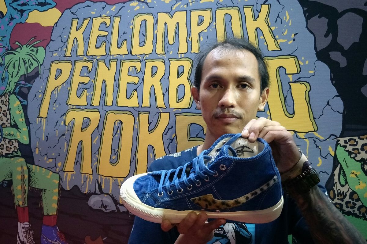 Febrian Pangestu yang berhasil mendapatkan kesempatan untuk membeli sepatu edisi khusus KPR x Compass Meroket Bersama Compass saat diabadikan di M Bloc Space, Jakarta Selatan, Kamis (5/3/2020).