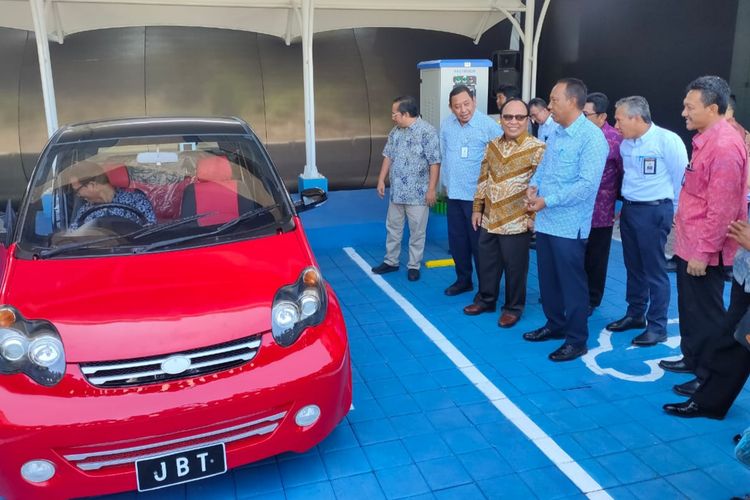 PT Jasamarga Bali Tol selaku pengelola Jalan Tol Bali Mandara menyediakan stasiun pengisian bagi kendaraan listrik.