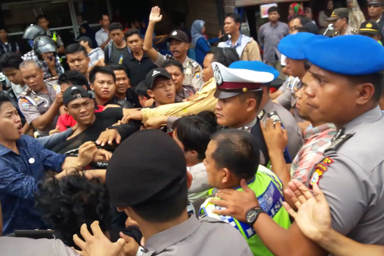Puluhan mahasiswa terlibat keributan dengan polisi saat menggelar unjuk rasa di depan Mapolres Gowa, Sulawesi Selatan, Kamis, (30/3/2017)