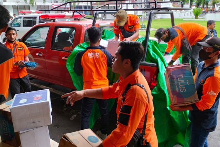 Tidak hanya bantuan logistik, BPBD Lamongan juga mengirimkan 11 personel dan 5 relawan untuk membantu warga terdampak erupsi Gunung Semeru di Kabupaten Lumajang.