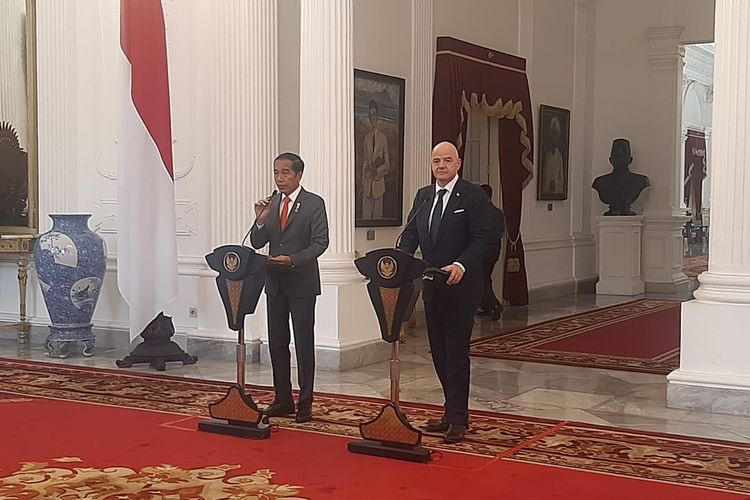 Presiden Joko Widodo memberikan keterangan pers bersama Presiden FIFA Gianni Infantino usai pertemuan di Istana Merdeka, Jakarta, Selasa (18/10/2022).