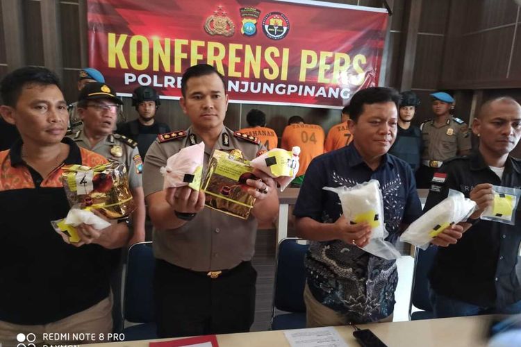 Tiga kurir narkoba berinisial ER (46), RS (53) dan BW (51)  berhasil diamankan Satresnarkoba Polres Tanjungpinang. Dan para pelaku diamankan enam kilogram narkotika jenis sabu. Sabu yang diamankan merupakan jenis baru yang ditemukan di Kepulauan Riau (Kepri) yang berjenis warna merah dengan istilah red ice.