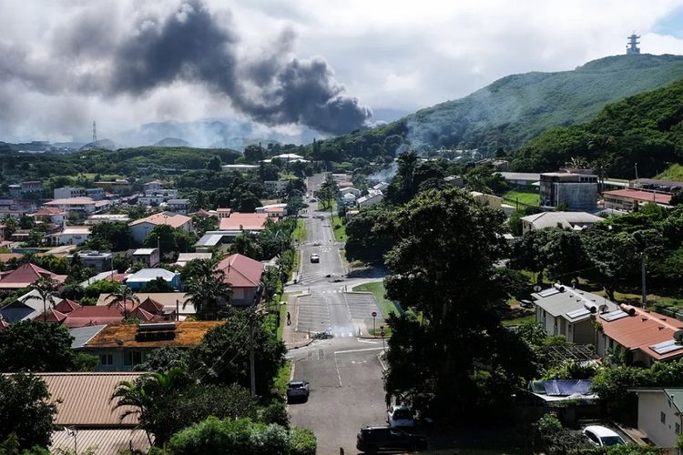 Asap api akibat kerusuhan mengepul di Ibu Kota Kaledonia Baru, Noumea, pada 14 Mei 2024.