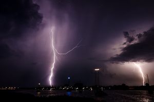 Waspada Banjir dan Macet, Jakarta Diguyur Hujan Petir Jumat Malam