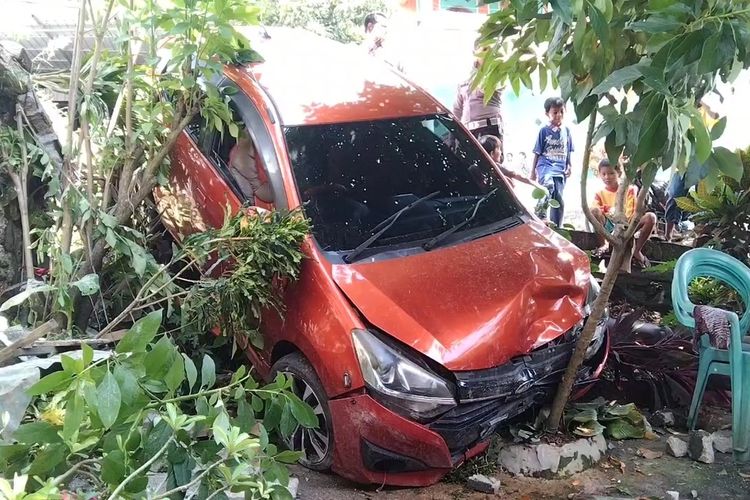 Sebuah mobil Daihatsu Ayla dengan nomor polisi DT 1979 DG menabrak tiga motor di jalan turunan jembatan beli, Jln Gatot Subroto, Kelurahan Bataraguru, Kecamatan Wolio, Kota Baubau, Sulawesi Tenggara, Sabtu (30/3/2024) siang.