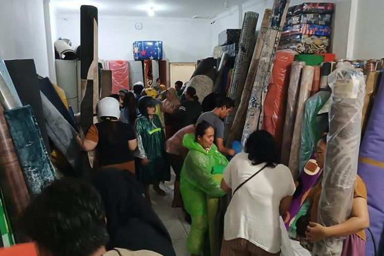 Pedagang yang berada di Jalan Gajah Mada, Denpasar, Bali mengobral murah dagangannya usai terendam banjir besar beberapa waktu lalu.