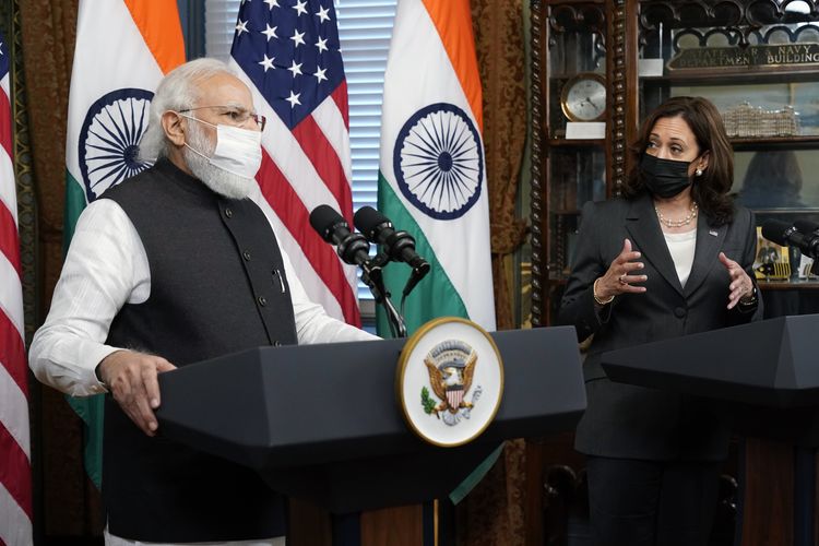 Wakil Presiden Kamala Harris bertemu dengan Perdana Menteri India Narendra Modi pada Kamis (23/9/2021), di kantor seremonial Harris di Gedung Kantor Eksekutif Eisenhower di kompleks Gedung Putih di Washington. [Foto AP/Jacquelyn Martin]