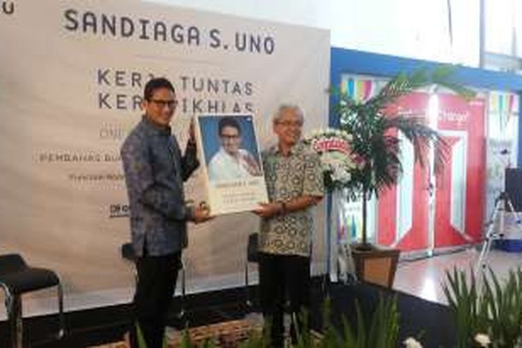 Calon wakil gubernur DKI Jakarta nomor pemilihan tiga Sandiaga Uno saat acara peluncuran buku otobiografi berjudul 