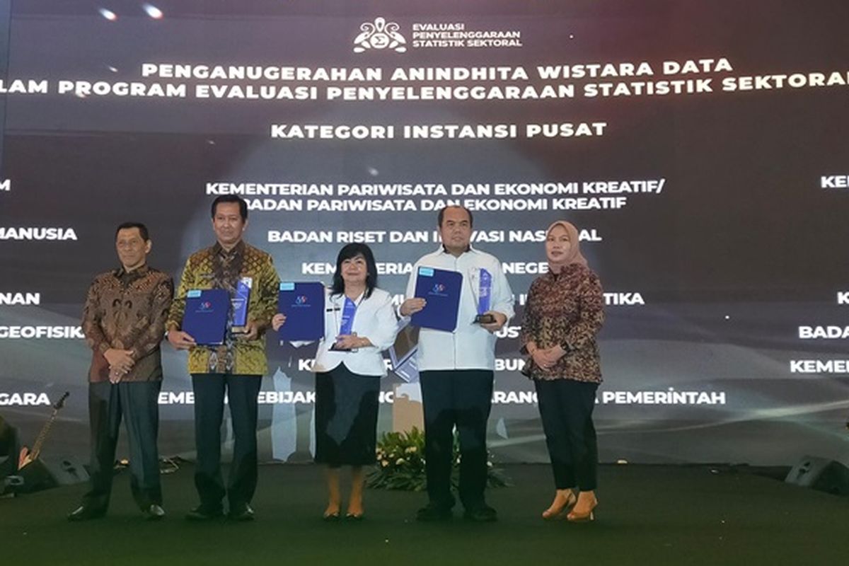 Deputi bidang Advokasi, Penggerakan, dan Informasi (Adpin) BKKBN Drs Sukaryo Teguh Santoso  saat menerima piagam penghargaan yang diserahkan oleh Pelaksana Tugas (Plt) Kepala Badan Pusat Statistik (BPS) Amalia Adininggar Widyasanti pada kegiatan Diseminasi Hasil Sensus Pertanian 2023 BPS di Hotel Ritz Carlton, Jakarta, Senin (4/12/2023).