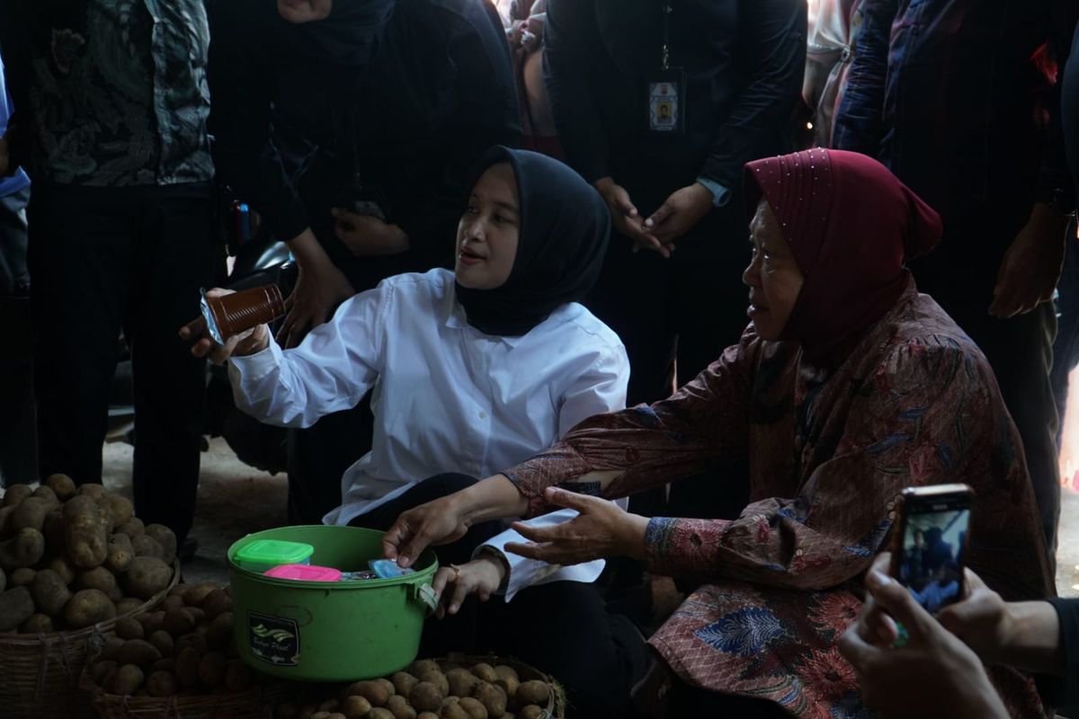 Risma Kunjungi Pasar Lekok, Pedagang Sampaikan Harapan untuk Ekonomi Lebih Baik