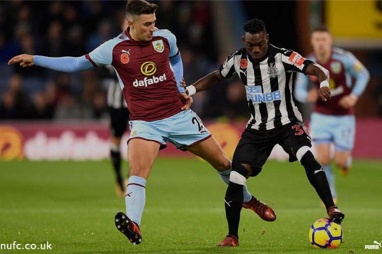 Christian Atsu mencoba melewati penjagaan Matthew Lowton saat Newcastle United bertandang ke markas Burnley, Senin (30/10/2017).