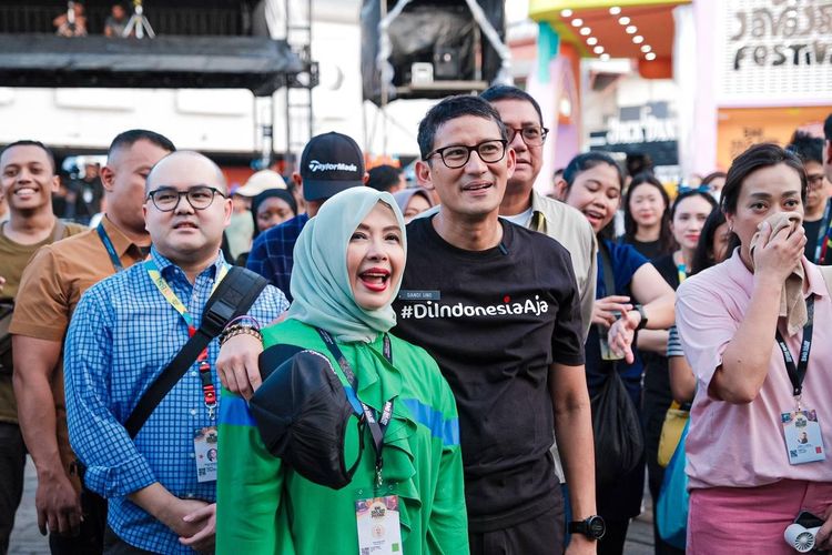 Menteri Pariwisata dan Ekonomi Kreatif Sandiaga Uno dan istrinya, Nur Asia, sedang menyaksikan anak bungsunya tampil di Java Jazz Festival 2024, Jumat (24/5/2024).