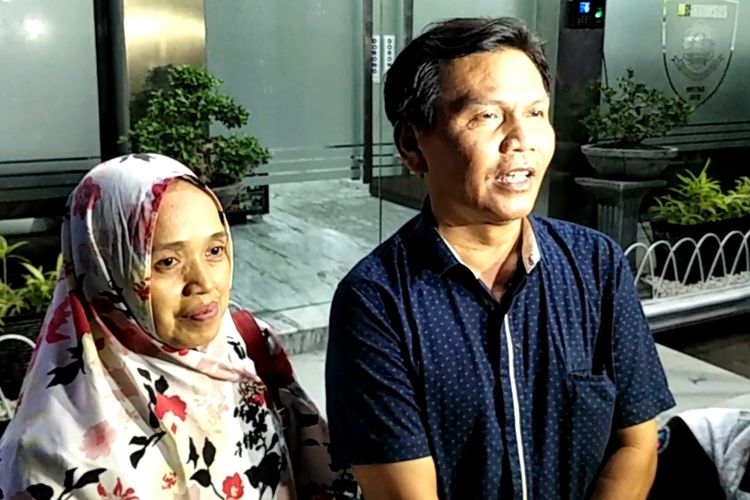Kedua orang tua Rey Utami, Sulaiman dan Titin saat menjenguk putrinya di Dit Reskrimsus Polda Metro Jaya, Jakarta Selatan, Jumat (12/7/2019).
