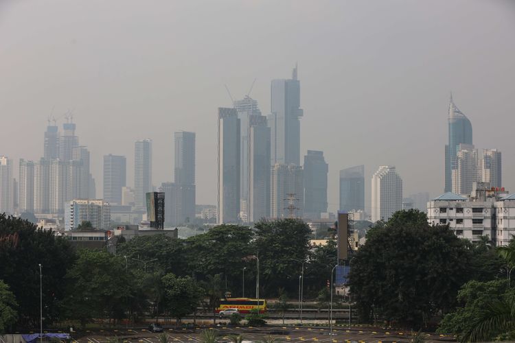 Kabut menyelimuti langit Jakarta, Rabu (3/8/2022). Pada bulan Juni 2022 lalu, DKI Jakarta dinobatkan sebagai daerah dengan kualitas udara terburuk pertama di dunia.