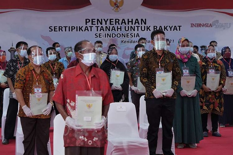 Perwakilan warga memegang sertifikat saat penyerahan sertifikat tanah gratis oleh Presiden Joko Widodo yang dilakukan secara virtual,  di Rujab Gubernur Sulawesi Tenggara, Kendari, Sulawesi Tenggara, Selasa (5/1/2021). Presiden RI Joko Widodo secara virtual menyerahkan sertifikat tanah gratis untuk rakyat se-Indonesia, untuk di Sulawesi Tenggara sebanyak 26.542 lembar sertfikat yang tersebar di 17 kabupaten/kota.