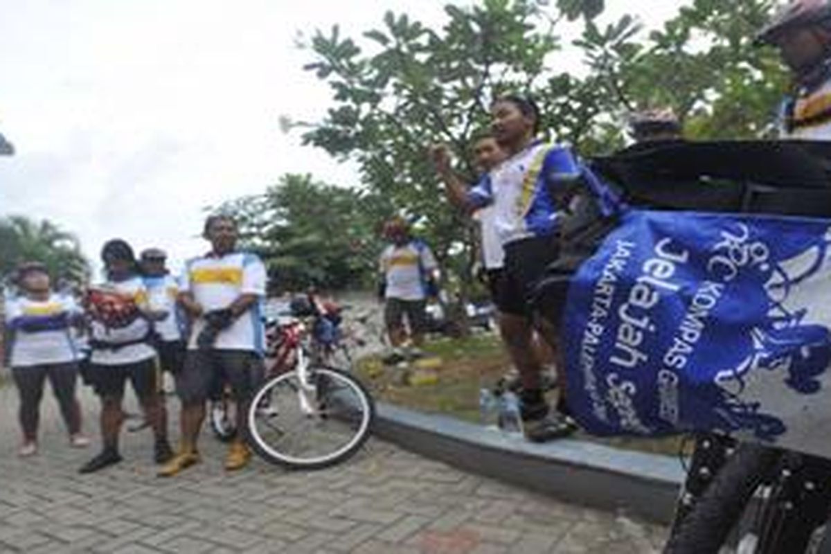 Koordinasi Tim Kompas Jelajah Sepeda Jakarta-Palembang sebelum memulai etape ke-2 Merak-Lampung, Jumat (4/11/2011). Pada etape 2 Merak-Lampung tim menempuh jarak sekitar 92 kilometer. 