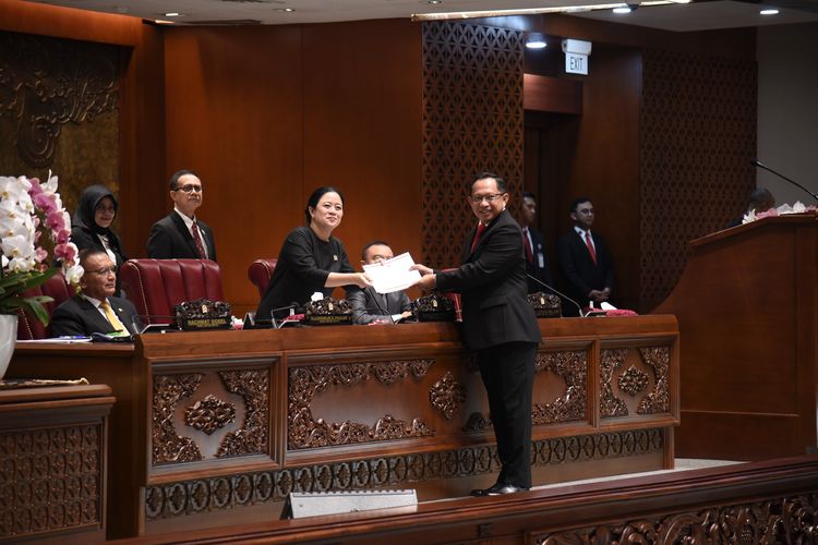 Ketua DPR RI Puan Maharani saat menerima pandangan akhir soal RUU Desa oleh Menteri Dalam Negeri Tito Karnavian di Rapat Paripurna ke-14 Masa Persidangan IV Tahun Sidang 2023-2024 di gedung Nusantara II, Senayan, Jakarta, Kamis (28/3/2024).