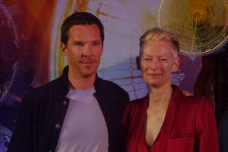 Benedict Cumberbatch (kiri) dan Tilda Swinton (kanan) usai jumpa pers film Doctor Strange di Ballroom The Ritz Carlton, Kowloon, Hong Kong, Kamis (13/10/2016).
