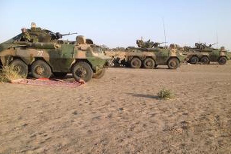 Konvoi kendaraan lapis baja angkatan darat Chad bersiap di dekat kota Fotokol, Kamerun sebelum bergerak menuju ke kota Gamboru. Nigeria untuk memerangi kelompok militan Boko Haram.