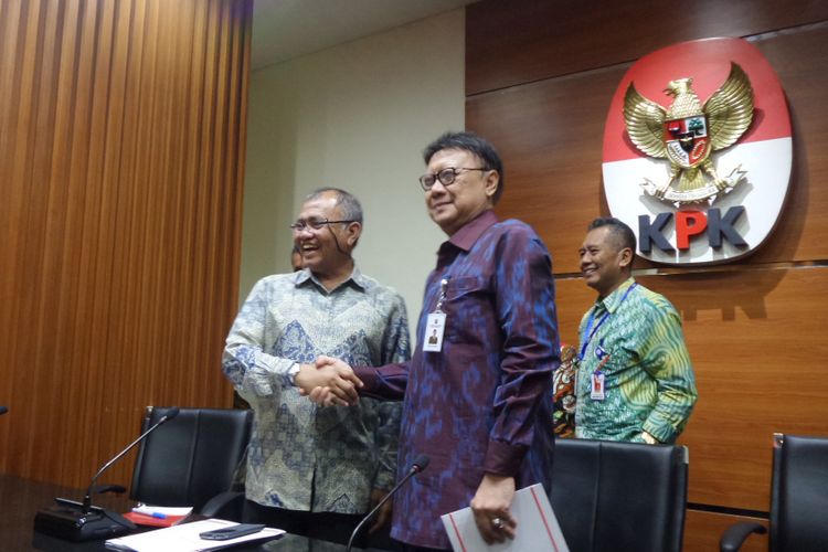 Ketua KPK Agus Rahardjo dan Menteri Dalam Negeri Tjahjo Kumolo di Gedung KPK Jakarta, Jumat (26/5/2017).