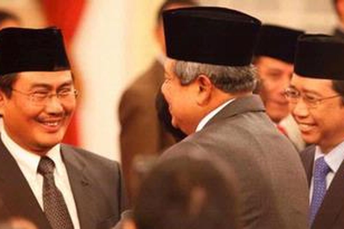 Pelantikan DKPP - Presiden Susilo Bambang Yudhoyono memberi selamat kepada Jimly Asshiddiqie, salah satu anggota Dewan Kehormatan Penyelenggara Pemilu (DKPP) setelah pelantikan anggota DKPP di Istana Negara, Jakarta, Selasa (12/6/2012). Anggota DKPP ini akan melaksanakan tugas pada masa jabatan 2012-2017. 