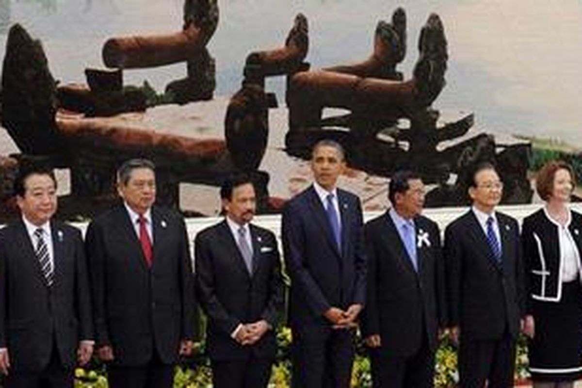 Presiden Barack Obama berdiri di samping Perdana Menteri Jepang Yoshihiko Noda (kedua dari kiri) dan para peimpin negara-negara ASEAN menjelang KTT Asia Timur ke-7 di Phnom-Penh, Kamboja, Selasa (20/11/2012).