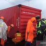 Terlepas dari Truk, Kontainer Tergulir di Tol Jorr Cakung