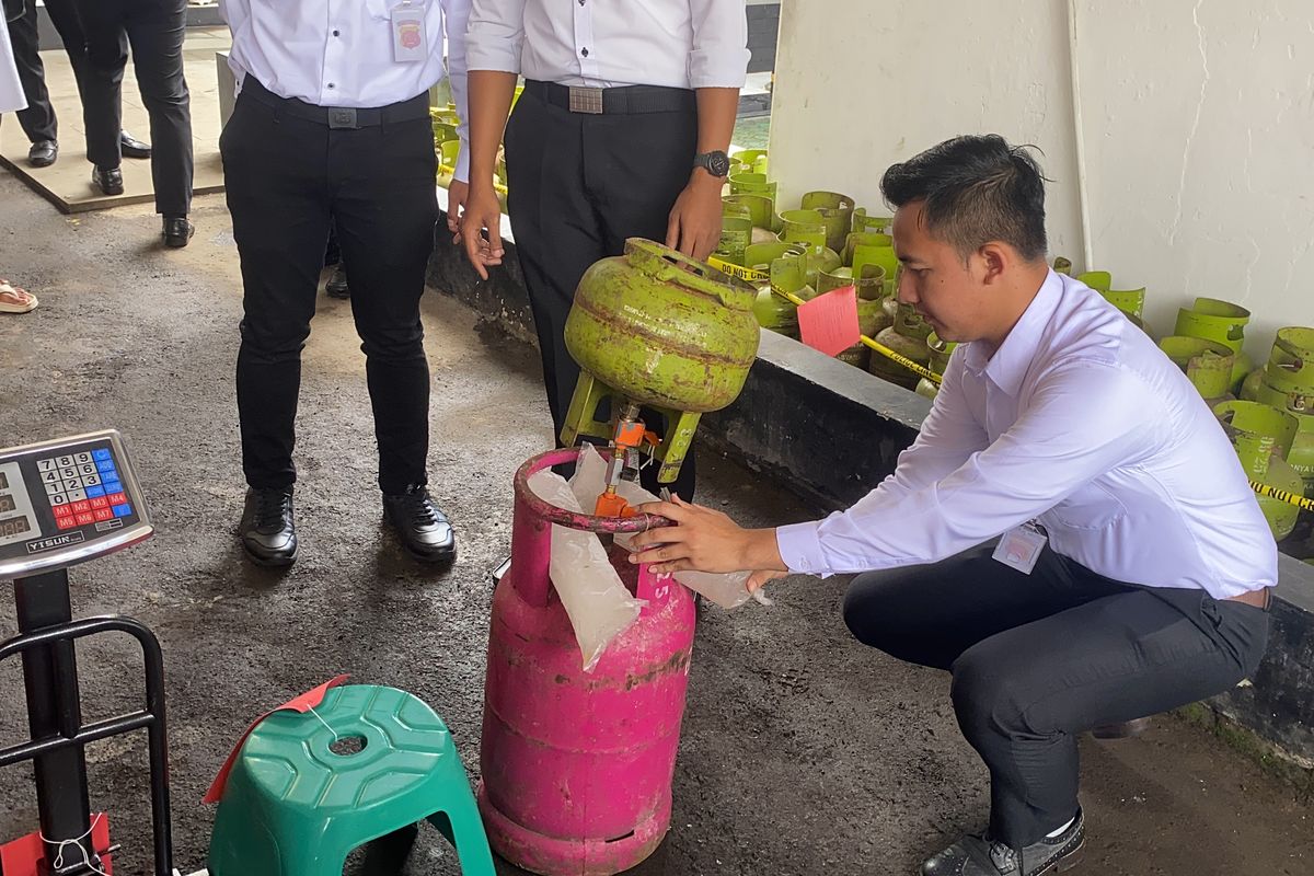 Ilustrasi pengoplosan isi Gas Elpiji 3 Kilogram ke Gas berukuran 12 Kilogram. Senin (16/12/2024).