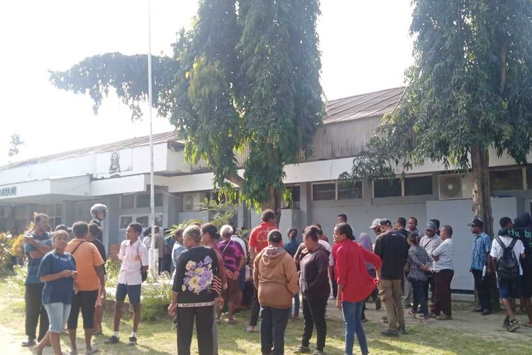 Para orang tua bersama calon siswa, saat mendatangi SMA Negeri 1 Sentani, Kabupaten Jayapura, Kamis (13/7/2023), guna memperjuangkan nasib anaknya bisa diterima sebagai siswa di SMA Negeri 1 Sentani.