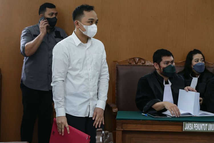 Terdakwa kasus pembunuhan berencana Brigadir Nofriansyah Yosua Hutabarat atau Brigadir J, Ricky Rizal menjalani sidang pembacaan pleidoi atau nota pembelaan di Pengadilan Negeri Jakarta Selatan, Jakarta, Selasa (24/1/2023).