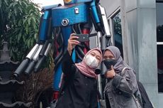 Patung Transformers di Mapolresta Malang Kota Jadi Sasaran "Selfie" Warga