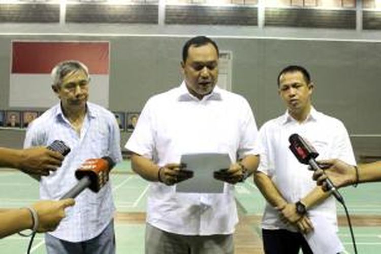 Petinggi PP PBSI, Anton Subowo (tengah) mengumumkan tim inti Piala Thomas dan Uber Indonesia, didampingi Christian Hadinata (kiri) dan Rexy Mainaky, di pelatnas Cipayung, Rabu (30/4/2014).
