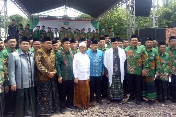 Ketum PBNU KH Aqil Siradj (kemeja biru) diapit sejumlah kyai pemuka NU di Majalengka dan Jawa Barat. Aqil ke Majalengka untuk melantik Pengurus Cabang NU Kabupaten Majalengka, Jawa Barat, masa bakti 2018 - 2023, di Pondok Pesantren Darul Atqiya, Desa Sindangkerta, Maja, Kabupaten Majalengka, Rabu (21/11/2018).