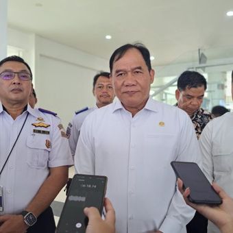 Anggota komisi VII DPR Fraksi Partai Gerindra Bambang Haryo Soekartono saat meninjau kesiapan liburan Nataru 2024/2025 di pelabuhan semayang Balikpapan, Kalimantan Timur, Jumat (27/12/2024).