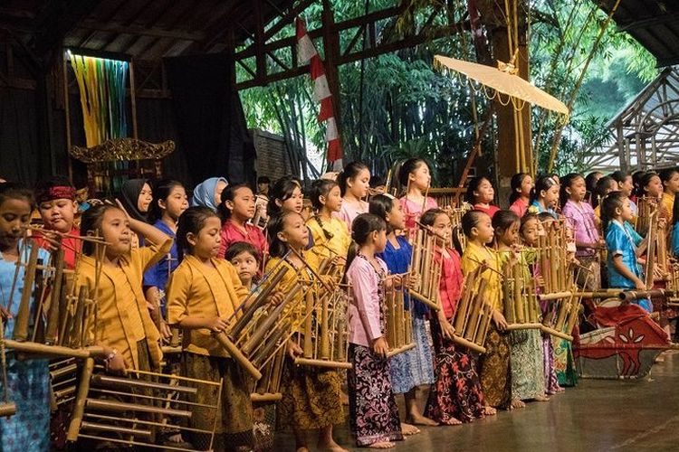 Berikut adalah lirik dan makna lagu Tokecang, lagu daerah asal Jawa Barat ciptaan R.C Hardjosubroto